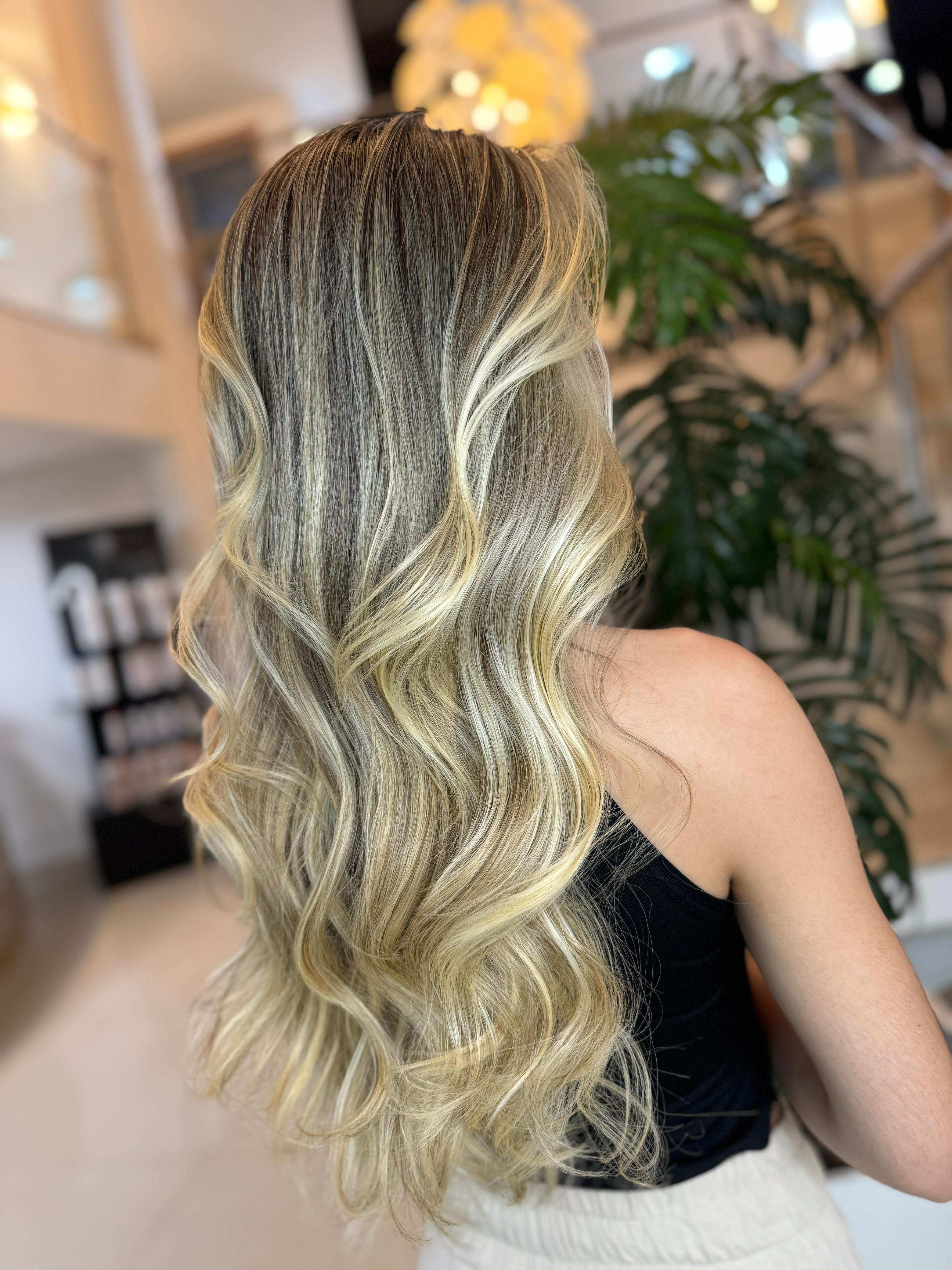 Mechas loiras longas com acabamento ondulado