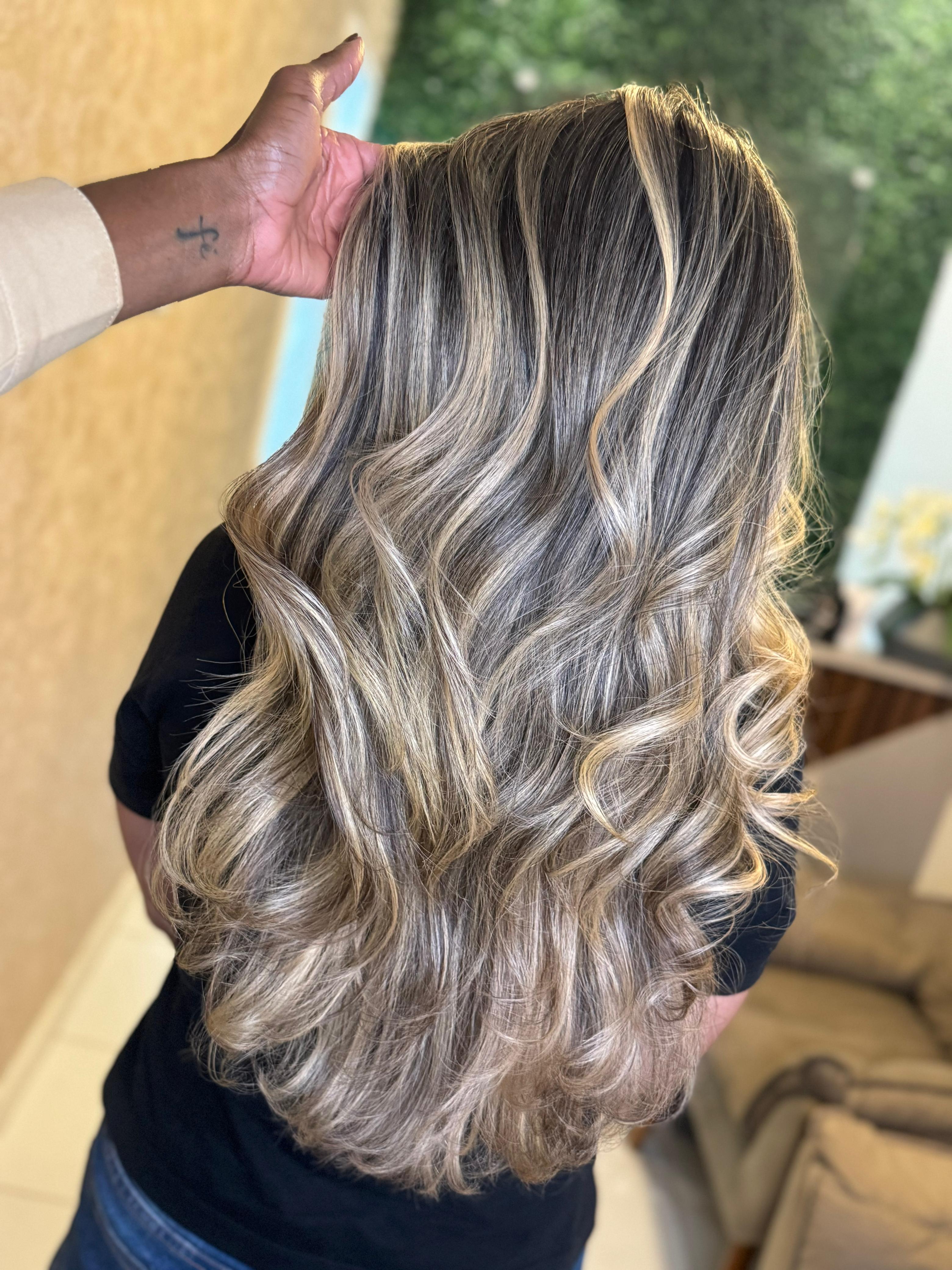 Mechas iluminadas em cabelo ondulado