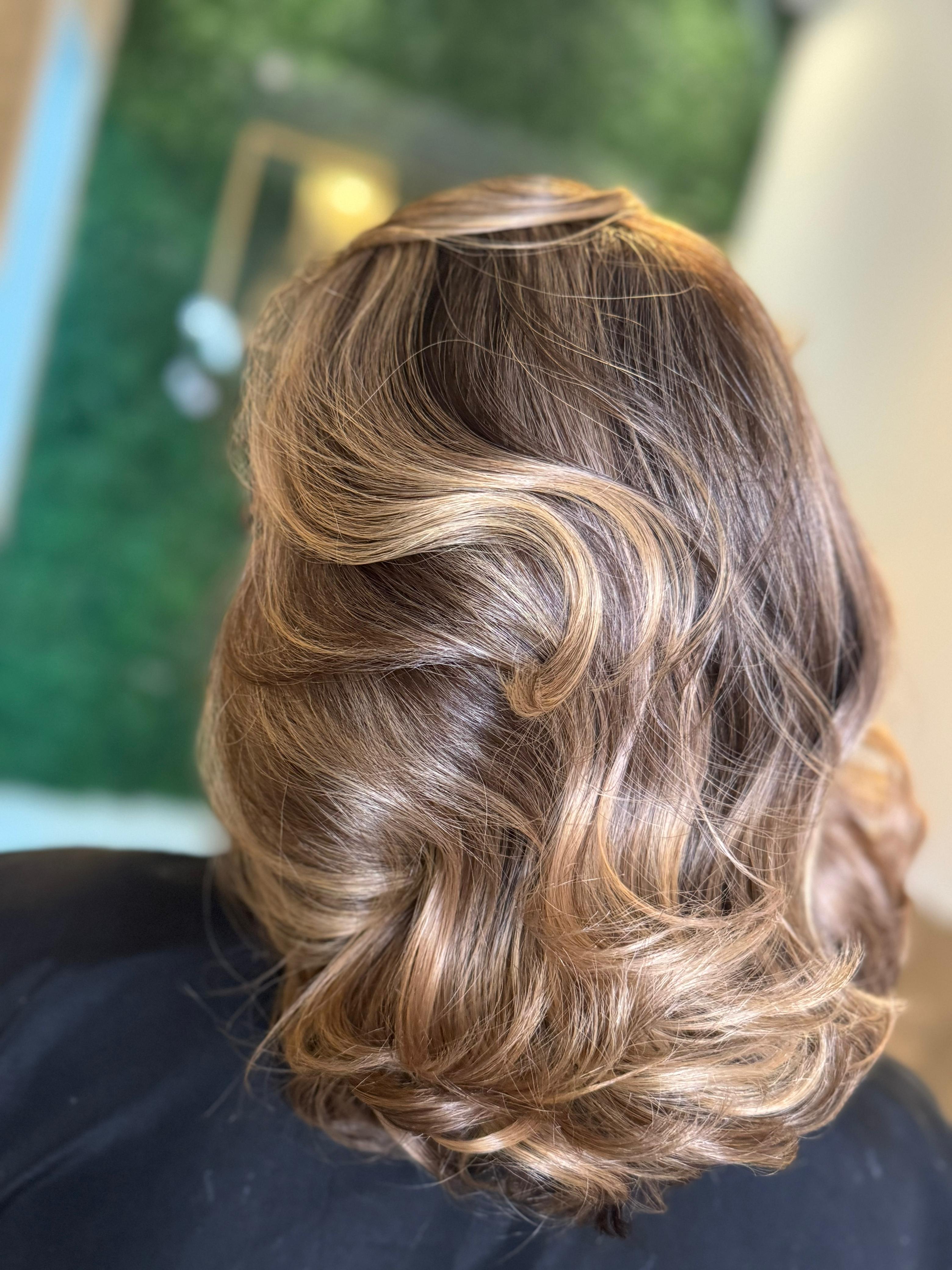 Detalhe de mechas em tom dourado